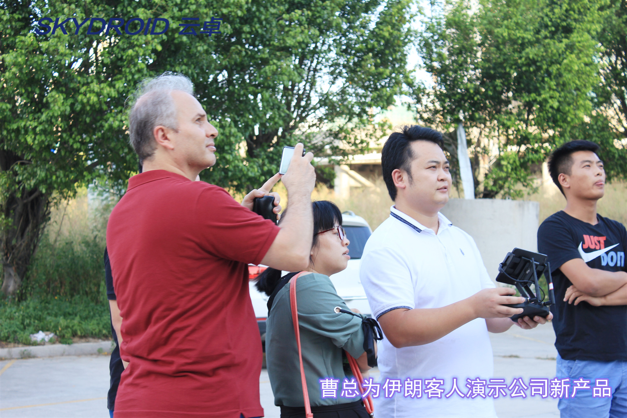 曹总为伊朗客人演示公司新产品.jpg
