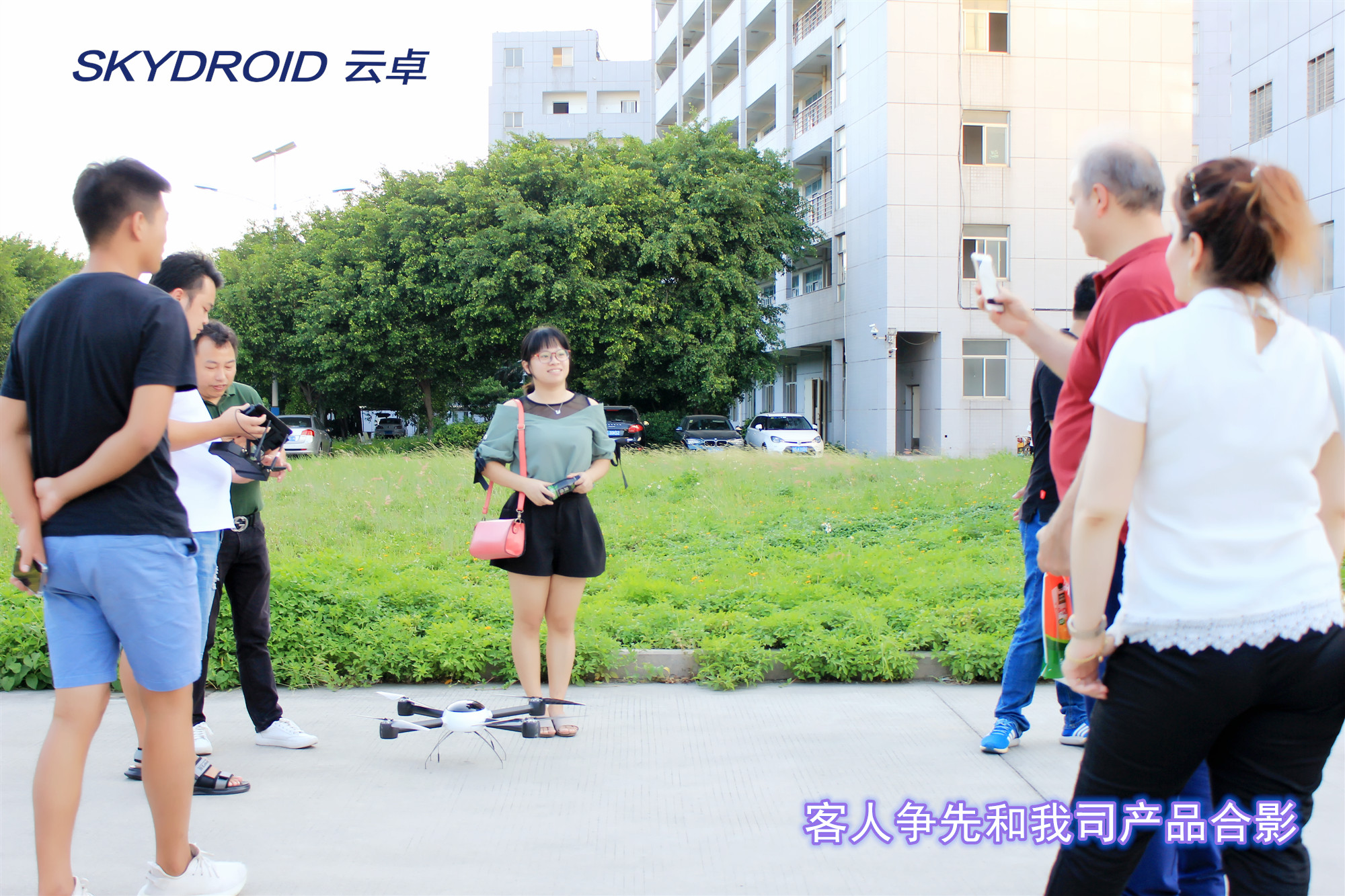 客人和我司产品合影.jpg