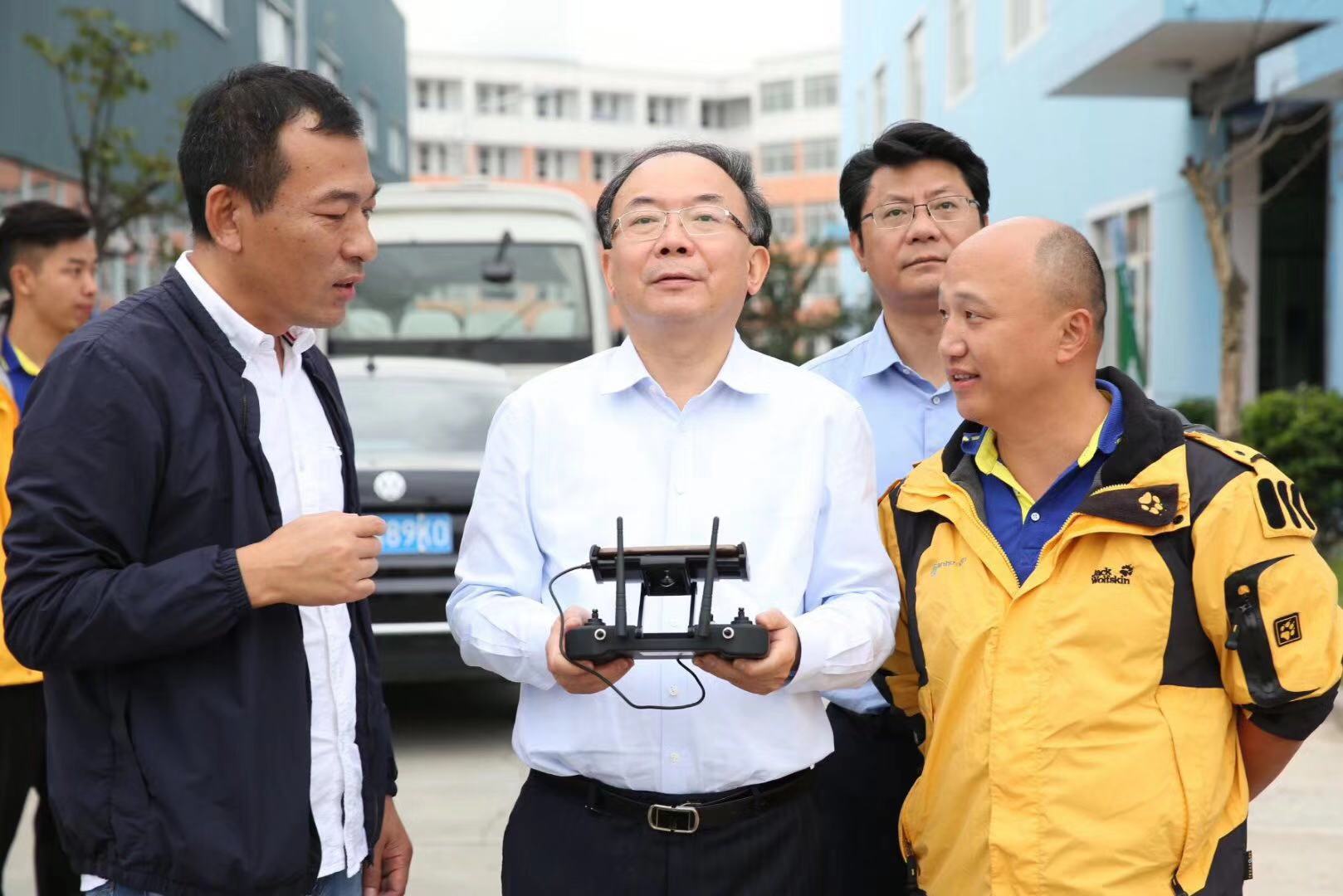 无锡市委书记李小敏体验T12.jpg